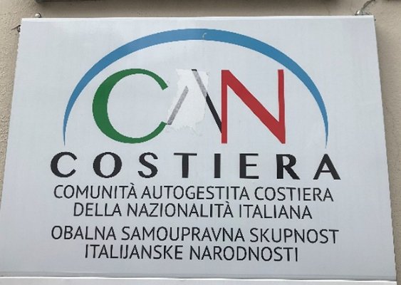 4. Vstupní dvojjazyčná cedule italské komunity v Koperu